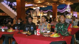 Kapolres Buleleng Bersama Forkopimda Mengikuti Zoom Meeting, Mengetahui Perkembangan Siskamtibmas Malam Pergantian Tahun Baru 2024 Wilayah NKRI