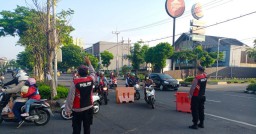 Polsek Rungkut, Berikan Layanan Optimal Kepada Masyarakat dengan Lakukan Pengaturan Arus Lalin