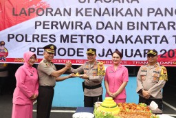 Kapolres Pimpin Upacara kenaikan Pangkat 122 Anggota Polres Metro Jakarta Timur