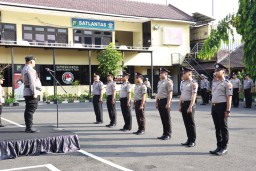 Kapolres Pelabuhan Tanjung Perak Pimpin Upacara Kenaikan Pangkat 39 Personil