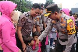 122 Polisi di Kota Tangerang Naik Pangkat, Begini Tradisi Cium Bumi dan Dipasangkan Pangkat Keluarga Tercinta