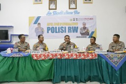 Jelang Pemilu Kapolres Pelabuhan Tanjung Perak Berikan Arahan Polisi RW Kecamatan Asemerowo
