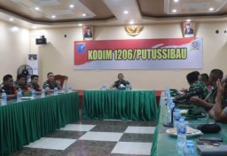 Letkol Inf Nasli S.Sos Pimpin Rapat Evaluasi Kepada Para Perwira Staf dan Para Danramil