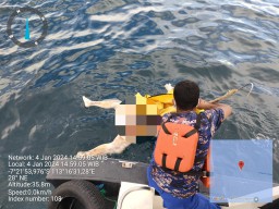 Sat. Polairud Polres Sampang Evakuasi Mayat di Perairan Pulau Mandangin Sampang