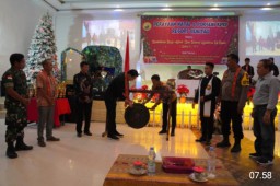 Bupati Kapuas Hulu Hadiri Perayaan Natal dan Porseni di Desa Mensusai Kecamatan Suhaid