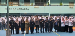 Kapolsek Tebet Menjadi Pembina Upacara Bendera Hari Senin di SMAN 37 Kebon Baru