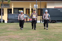 Apel Jam Pimpinan Personil Polres Buleleng Dirangkaikan Dengan Upacara Pemberhentian Tidak Dengan Hormat Dari Dinas Polri