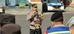 Wakapolres Karangasem Mengecek Langsung Akun Sosial Sedia Masing-masing Personil Saat Apel OMB Polres Karangasem