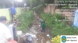 Dinas PUPR dan Lingkungan Hidup Nganjuk Atasi Permasalahan Tumpukan Sampah di Saluran Sekunder Loceret
