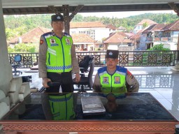Personil OMB Polres Karangasem Lakukan Pengamanan di Kantor DPRD
