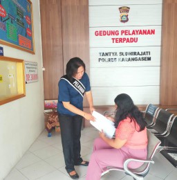 Personil Sat Intelkam Polres Karangasem Berikan Pelayanan Dalam Pembuatan SKCK