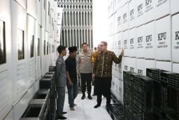 Kapolres Mojokerto Kota Bersama Walikota Kunjungi Gudang KPU Pastikan Logistik Aman