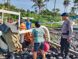 Cuaca Ekstrim, Ps Kanit Patroli Polairud Polres Karangasem Himbau Nelayan Utamakan Keselamatan Berlayar