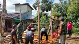 Pos Sentabeng Satgas Pamtas Yonarmed 16/TK Laksanakan Karya Bakti Membangun Tenda