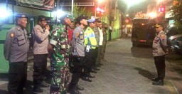 Minggu Dinihari Polisi dan Satpol PP Simokerto Apel di Koramil