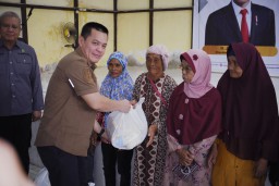 Pj Gubernur Kalbar Harisson Bersama Pj Bupati Romi Wijaya Serahkan Bantuan Pangan di Kecamatan Teluk Batang