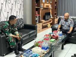 Kalapas Narkotika Kelas IIA Pamekasan Kanwil Kemenkumham Jawa Timur Terima Kunjungan Dari Komandan Kompi Senapan A Yonif Mekanis 516 / Caraka Yudha Pamekasan