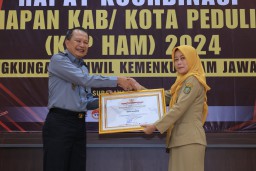 Kemenkumham Jatim Serahkan Penghargaan Peduli HAM Pada 12 Kabupaten/Kota di Jawa Timur