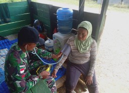 Satgas Pamtas Yonarmed 16/TK Berikan Pelayanan Kesehatan Kepada Masyarakat