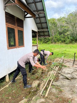 Sat Samapta Polres Melawi Bakti Sosial, Bersihkan Lingkungan Gereja Kristen Desa Sungai Bakah