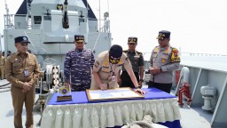 Komandan Lanal Batuporon dan Forkopimda Bangkalan Laksanakan Penandatanganan Naskah Perjanjian Hibah Daerah (NPHD) Pengamanan Pemilu 2024 di KRI Soputan-932