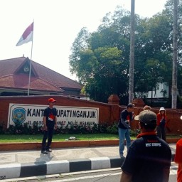 Dianggap Ada Pejabat Publik Nganjuk Diduga Korupsi Tentang Pajak Tambang,Salam Lima Jari Adakan Aksi Demo