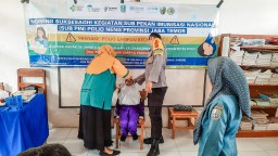 Sukseskan Sub PIN Polio, Polres Sampang Kawal Tenaga Kesehatan Lakukan Imunisasi