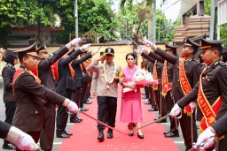 Tangis Haru Anggota, Iringi Tradisi Pedang Pora Penyambutan dan Pelepasan Kapolres Metro Jakarta Timur