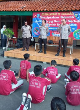Datangi Sekolah Dasar di Jatinegara, Polisi Ajarkan Siswa Tertib Lalu lintas, Cegah Bullying dan Narkoba Serta Stop Tawuran
