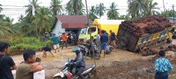 Dua Unit Truk Pmblas,Akibat Jalan Rusak Parah ,Warga Sukadana Minta Pemprov Segera Lakukan Perbaikan Sebelum Menelan Korban