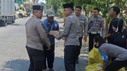 Jelang Pengamanan Pemilu 2024 Kapolsek Simokerto Gelar Aksi Sosial