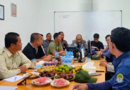 Tim Laboratorium Perkim LH Lakukan Pengambilan Sampel Air Kolam Ipal Yang Jebol