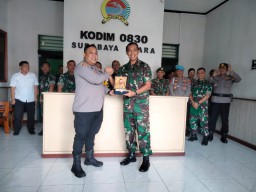 Sinergitas TNI-Polri, Kapolres Pelabuhan Tanjung Perak Silaturahmi ke Kodim 0830
