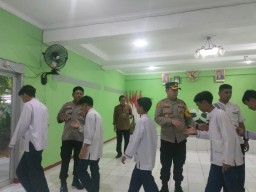 Binluh ke Sekolah Kapolsek Ciracas Ajak Siswa Stop Tawuran dan Patuh Hukum
