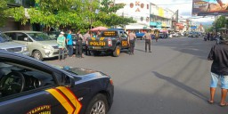 Polisi dan Relawan Amankan ODGJ yang Membawa Celurit di Pasar Besar Malang