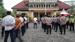 Jelang Pemilu 2024 Kapolsek Simokerto Beri Arahan Penting ke Anggotanya Saat Apel Jam Pimpinan