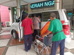 Polres Nganjuk Lakukan Pendampingan atas Pengobatan Lanjutan Mbah Iksan ke RSUD Nganjuk