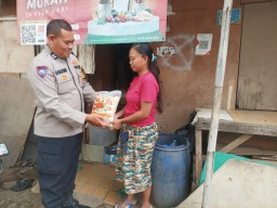 Peduli Warga Kurang Mampu, Polisi Jakarta Timur Beri Bantuan Beras ke Warga Cakung