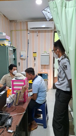 Berikan Pelayanan Prima, Lapas Narkotika Kelas IIA Pamekasan Kanwil Kemenkumham Jatim Rujuk Satu WBP ke RSUD