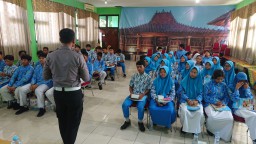 Satlantas Polrestabes Surabaya Bersama Dishub Lakukan Bimbingan Keselamatan Berlalu Lintas di SMPN 23 Surabaya