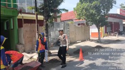 Satlantas Polres Sampang Bersihkan Sisa Pasir Akibat laka Lantas Pelajar SMA