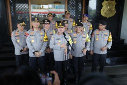 Pastikan Pemilu Aman dan Kondusif, Kabaharkam Polri Cek Personel dan Peralatan Pengamanan di Polda Jatim