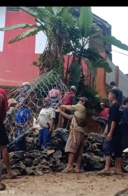 Bangun Beronjong Sekolah Secara Swadaya Masyarakat