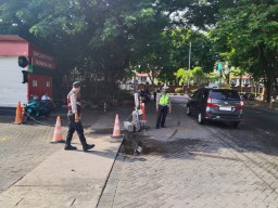 Ganggu Kenyamanan Masyarakat, Personil Bandara Ngurah Rai Usir Kendaraan Parkir Sembarangan