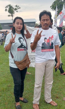 Ribuan Relawan PRABU 1 Kabupaten Nganjuk Datang Di Lapangan Bulak Rejo Untuk Ikuti Acara Satu Putaran Menang