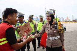 Sat Lantas Polres Pelabuhan Tanjung Priok Gelar Jumat Berkah