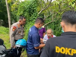 Gerak Cepat Patroli Sat Samapta Polres Nganjuk Selamatkan Pemotor yang Kejatuhan Cabang Pohon