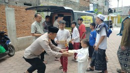Polisi di Cakung Bagikan Makanan Gratis ke Jemaah Dalam Jumat Peduli Polres Metro Jakarta Timur
