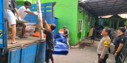 Pendistribusian Bilik Suara Pemilu 2024 di Kota Malang Berjalan Lancar, Polresta Malang Kota Tetap Komitmen Netralitas