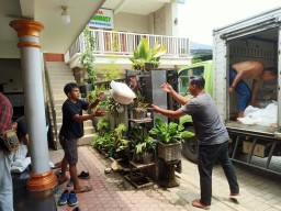 Kementrian BUMN Berikan Bantuan Paket Sembako Di Botolinggo, Melalui Perum Perhutani Bondowoso